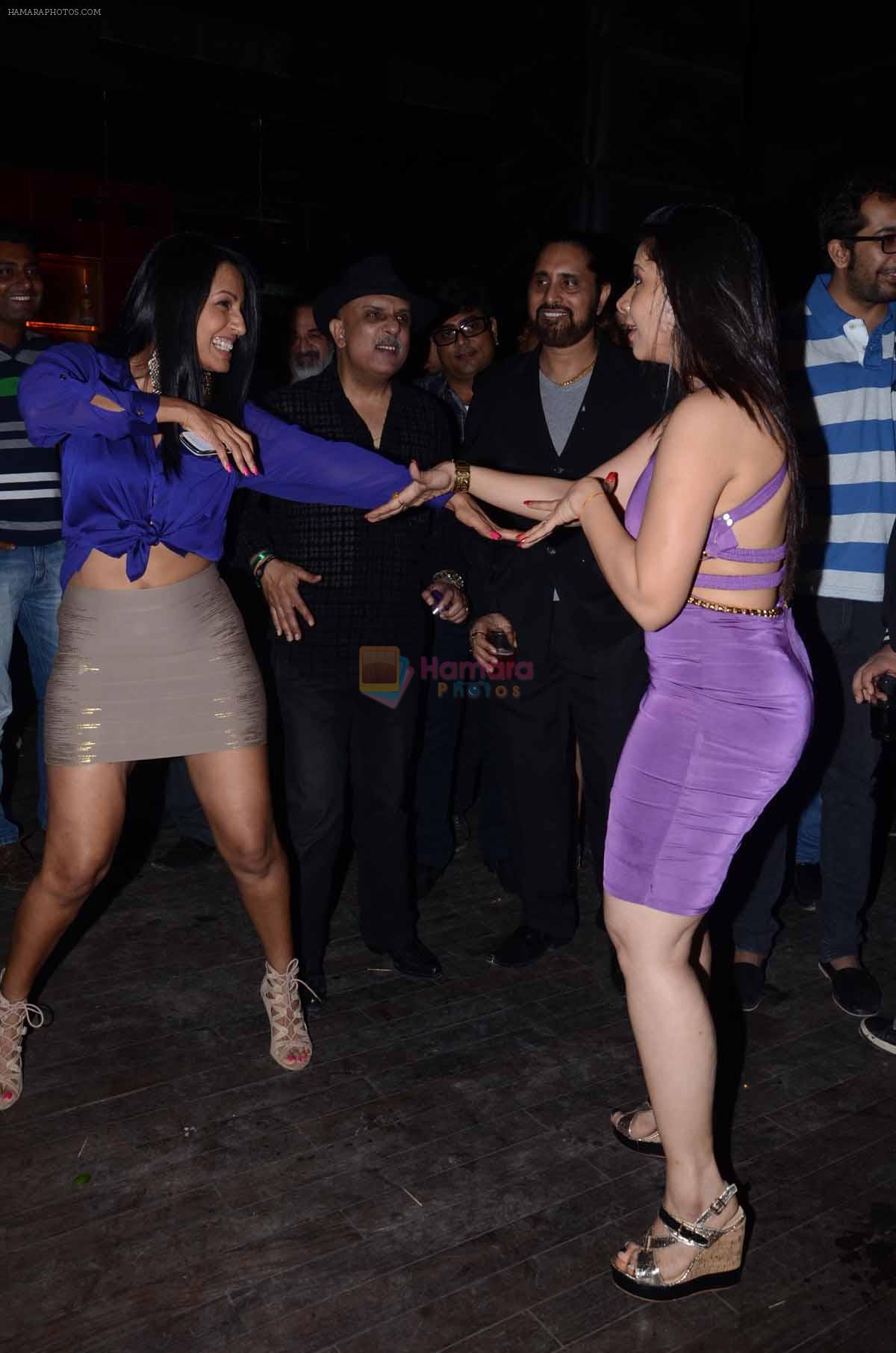 Kashmera with Sambhavna at Sambhavna Seth's birthday bash in Club Escape, Mumbai on 12th Dec 2012