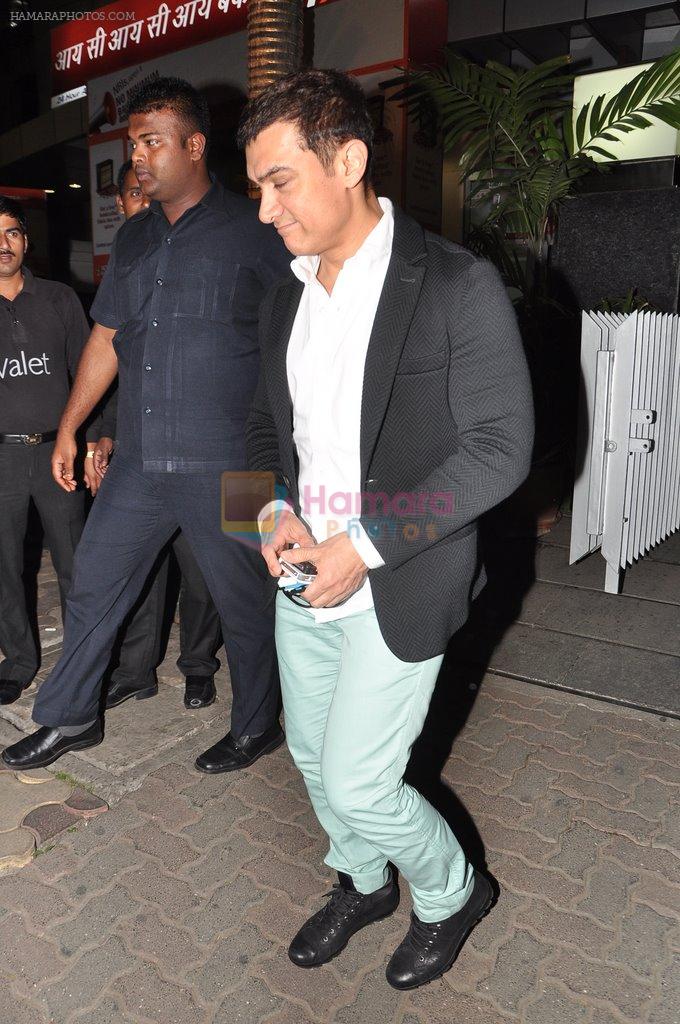 Aamir Khan snapped in Bandra, Mumbai on 13th Dec 2012