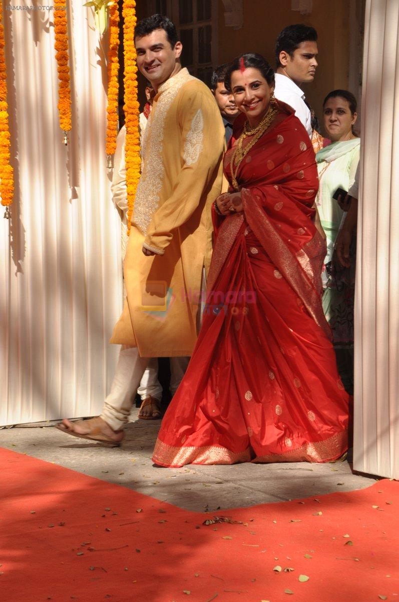 Vidya Balan poses after her wedding with Siddharth Roy in Bandra, Mumbai on 14th Dec 2012