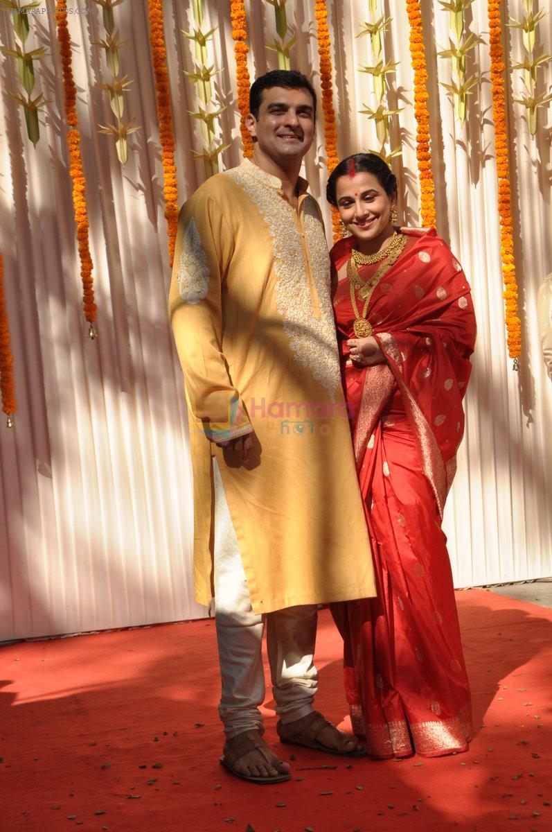 Vidya Balan poses after her wedding with Siddharth Roy in Bandra, Mumbai on 14th Dec 2012