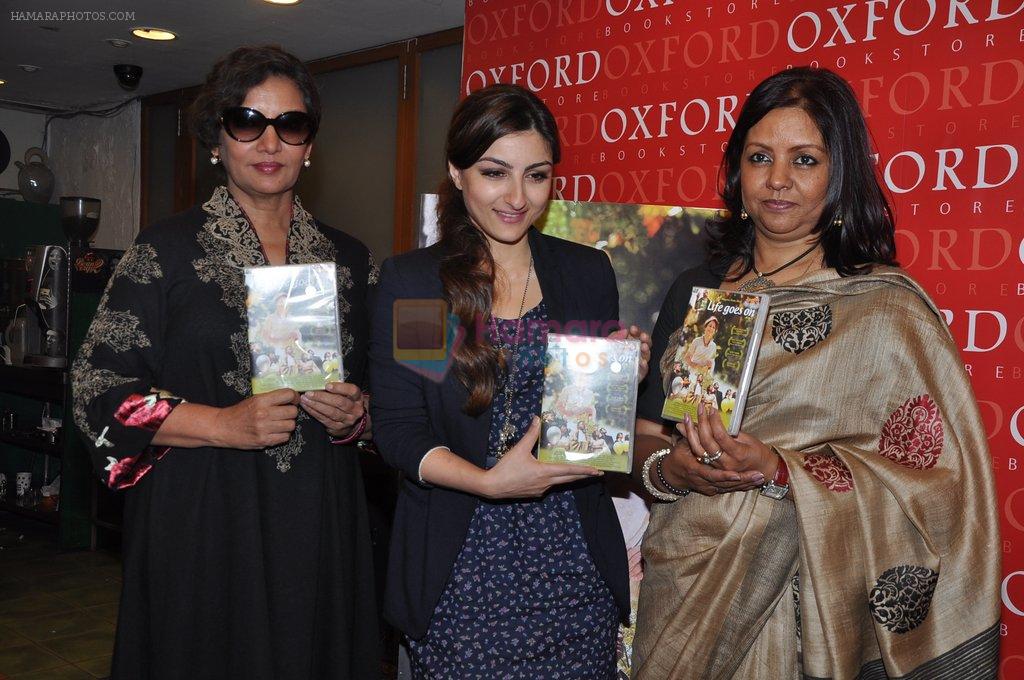 Soha Ali Khan and Shabana Azmi at Oxford Bookstore for a DVD launch in Mumbai on 20th Dec 2012