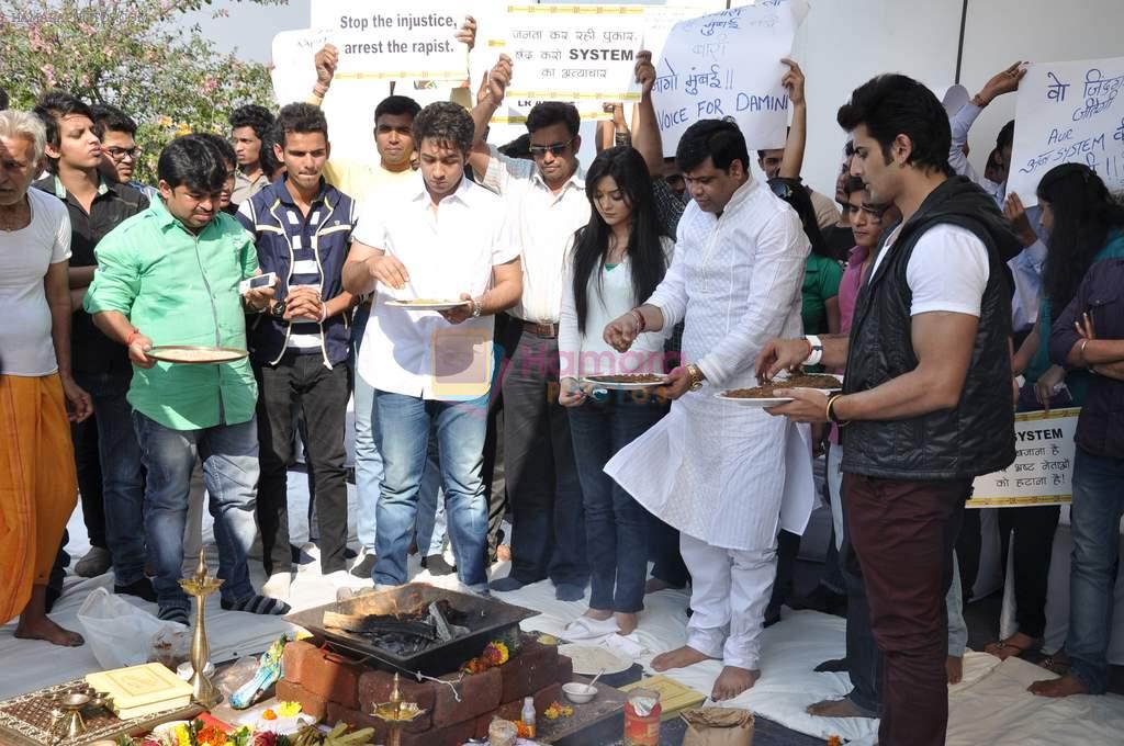 Adhyayan Suman leads protest against rapists in Powai on 22nd Dec 2012