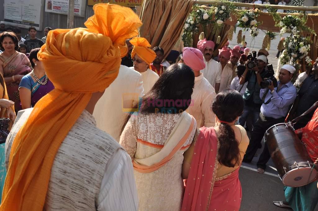 Akshay Kumar at Akshay Kumar's sister Alka Bhatia's wedding with Surendra Hiranandani in Four Bungalows Gurdwara on 23rd Dec 2012