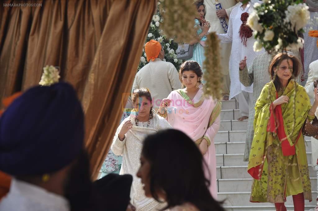 Twinkle Khanna at Akshay Kumar's sister Alka Bhatia's wedding with Surendra Hiranandani in Four Bungalows Gurdwara on 23rd Dec 2012