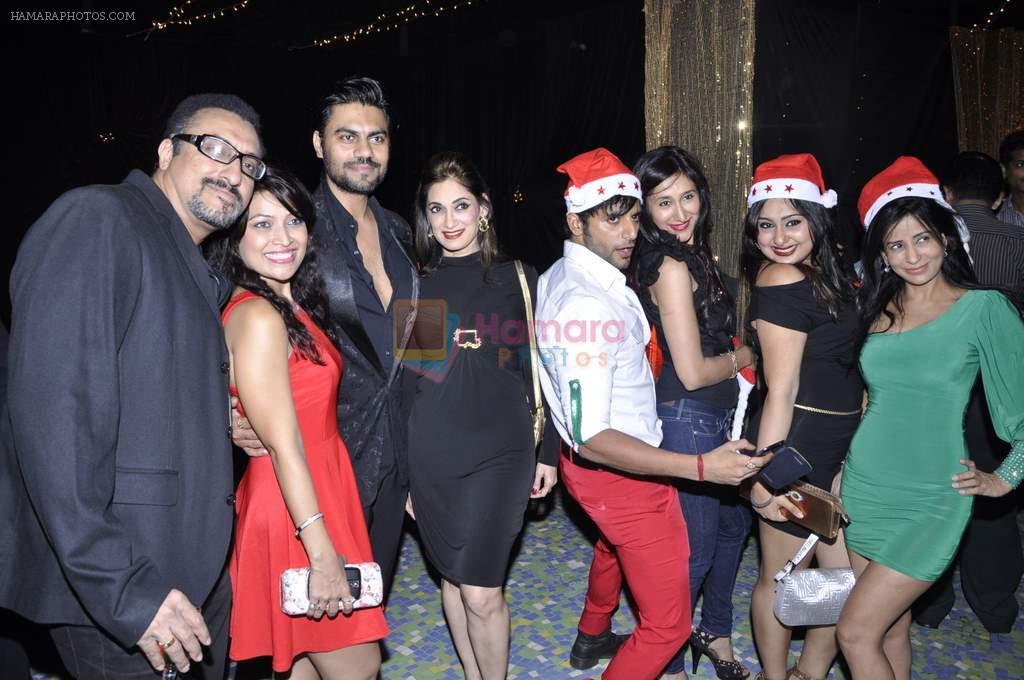 Karnvir Bohra, Teejay Sidhu, Mohammed Morani, Luckiy Morani, Gaurav Chopra at Raell Padamsee Christmas bash in Breach Candy, Mumbai on 24th Dec 2012