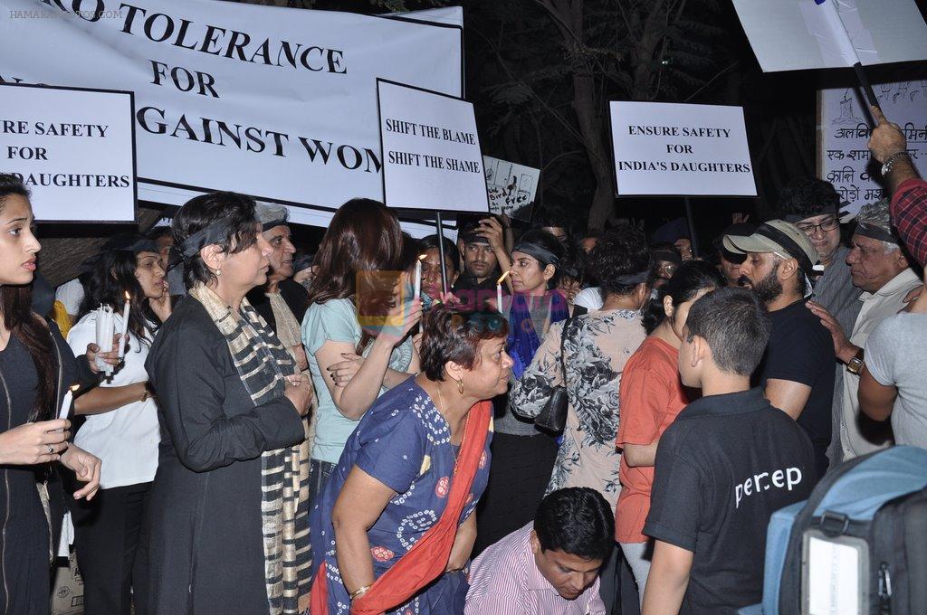 Shabana Azmi, Javed AKhtar at the peace march for the Delhi victim in Mumbai on 29th Dec 2012