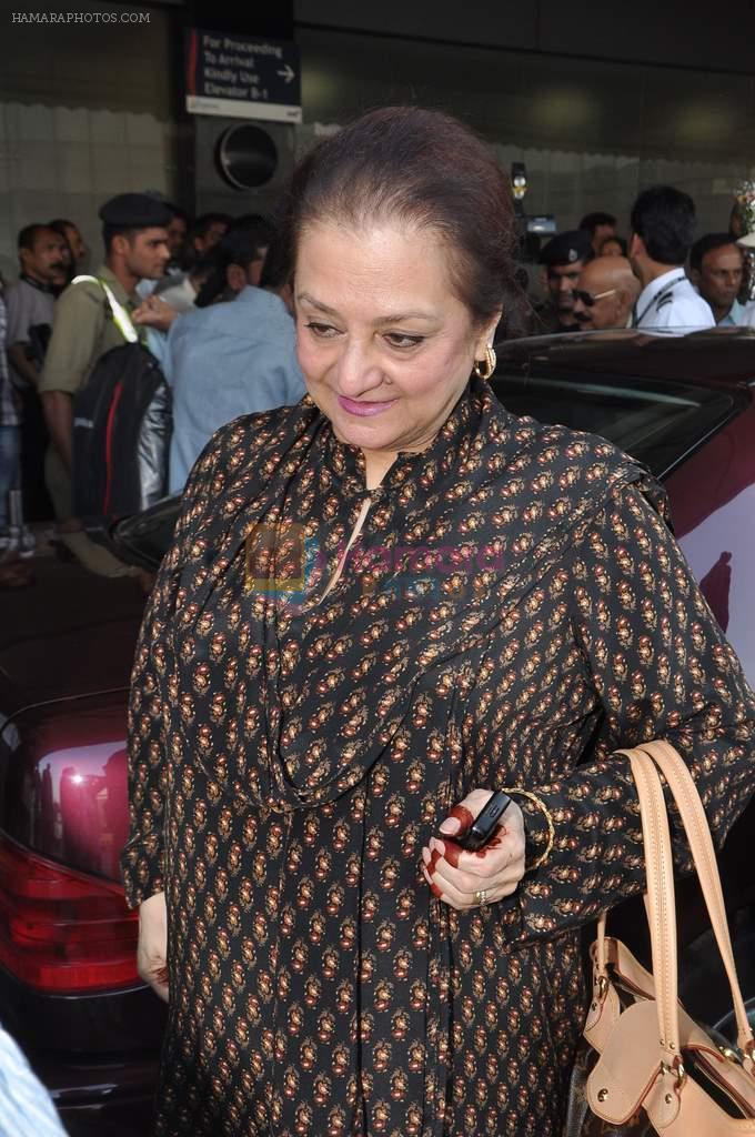 Saira Banu leaves for Hajj in Mumbai Airport on 2nd Jan 2013