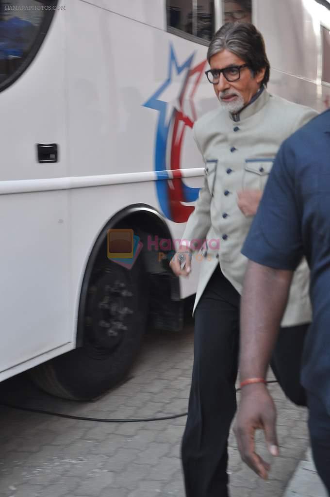 Amitabh Bachchan wins 5 crores on the sets of Kaun Banega Crorepati in Mumbai on 5th Jan 2013