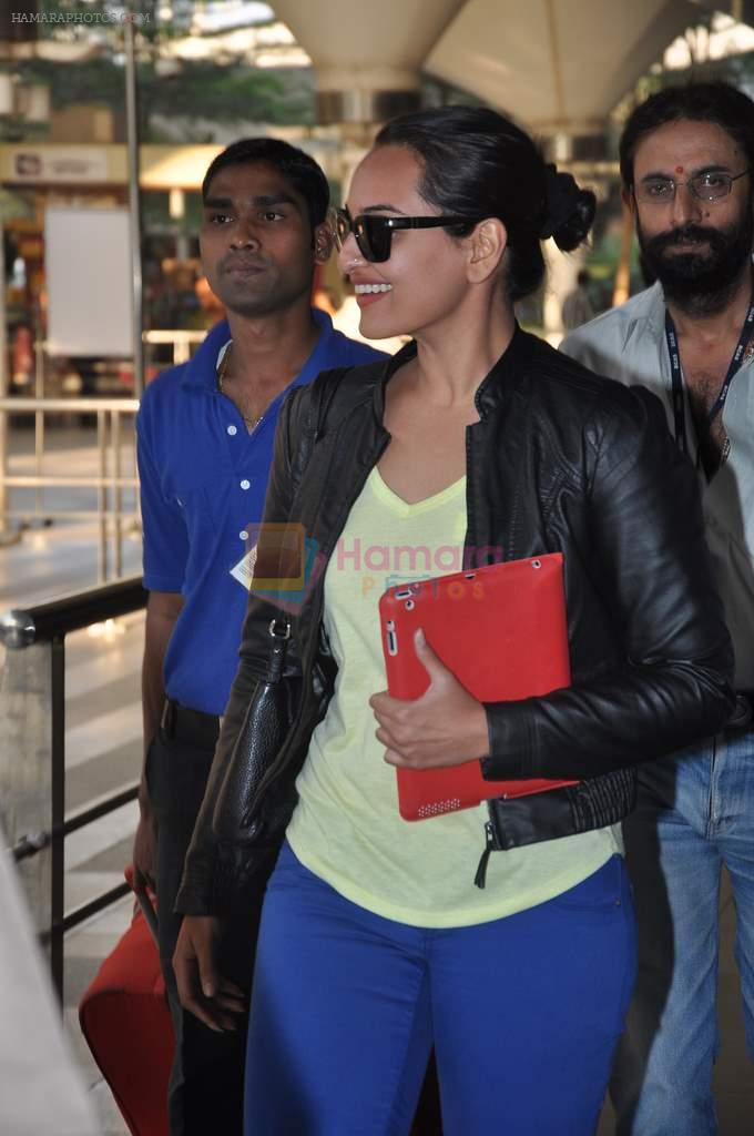Sonakshi Sinha snapped at airport in Mumbai on 5th Jan 2013