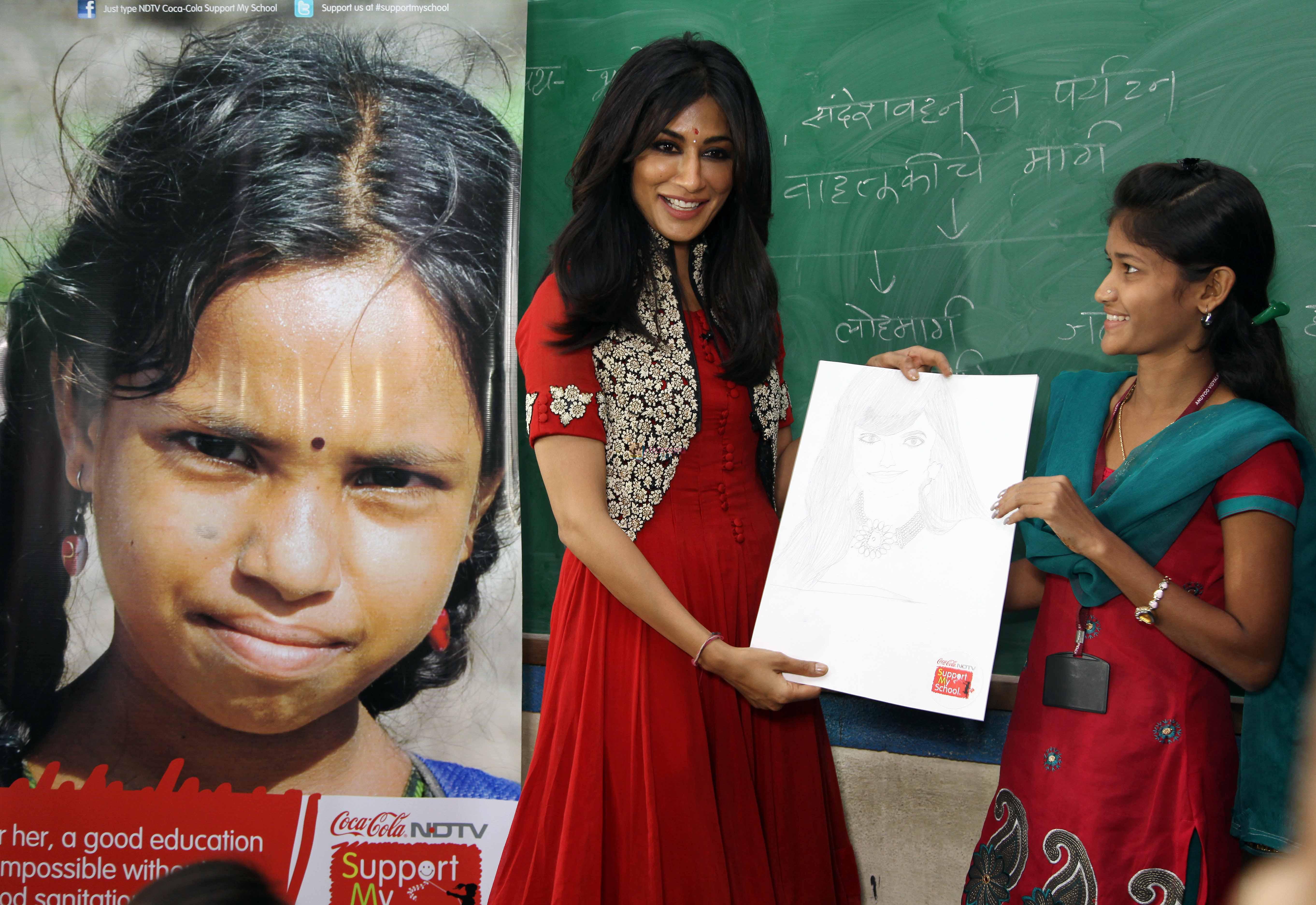 Chitrangada Singh with the students of the Anuyog Vidyalaya pledged under Coca-Cola NDTV Support My School Campaign on Sexual harassment problems to the girls on 8th Jan 2013