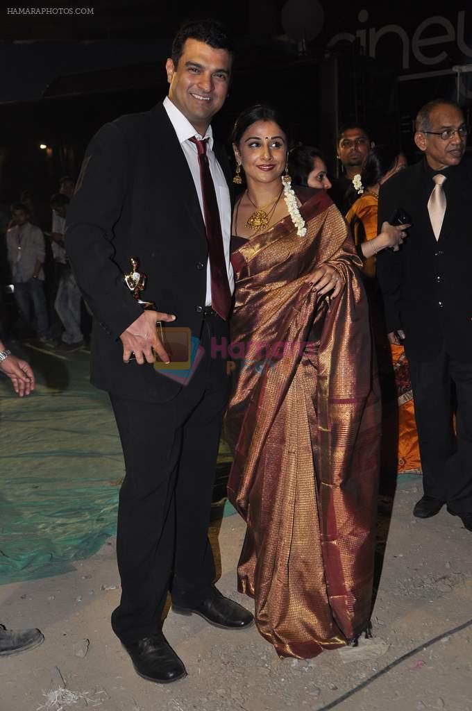 Vidya Balan, Kunal Roy Kapoor at Screen Awards red carpet in Mumbai on 12th Jan 2013