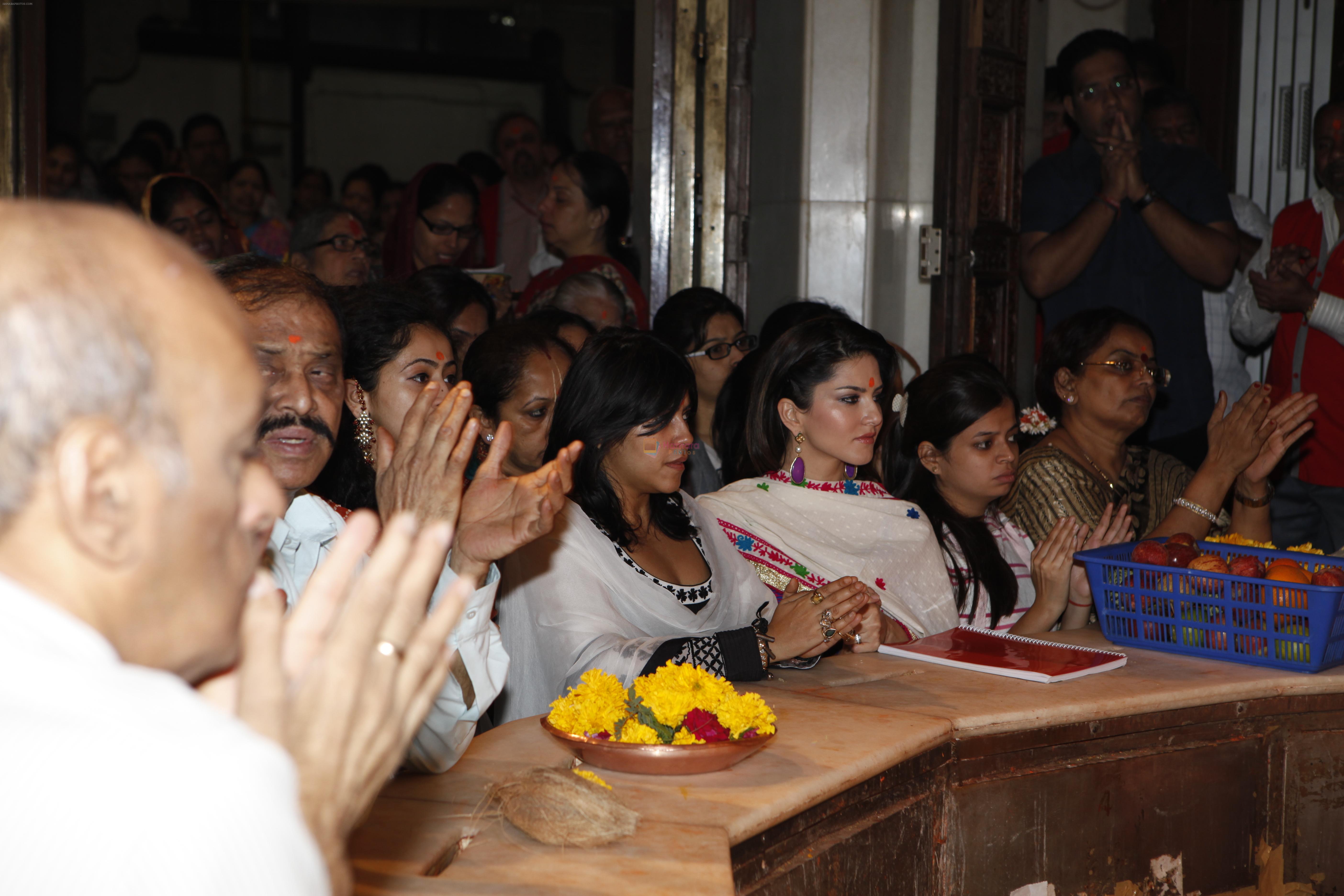 Sunny Leone, Ekta Kapoor at Mumbai's Siddhi Vinayak Temple for Ragini MMS 2,1
