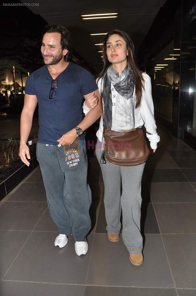 Saif Ali Khan, Kareena Kapoor snapped at airport in Mumbai on 17th Jan 2013