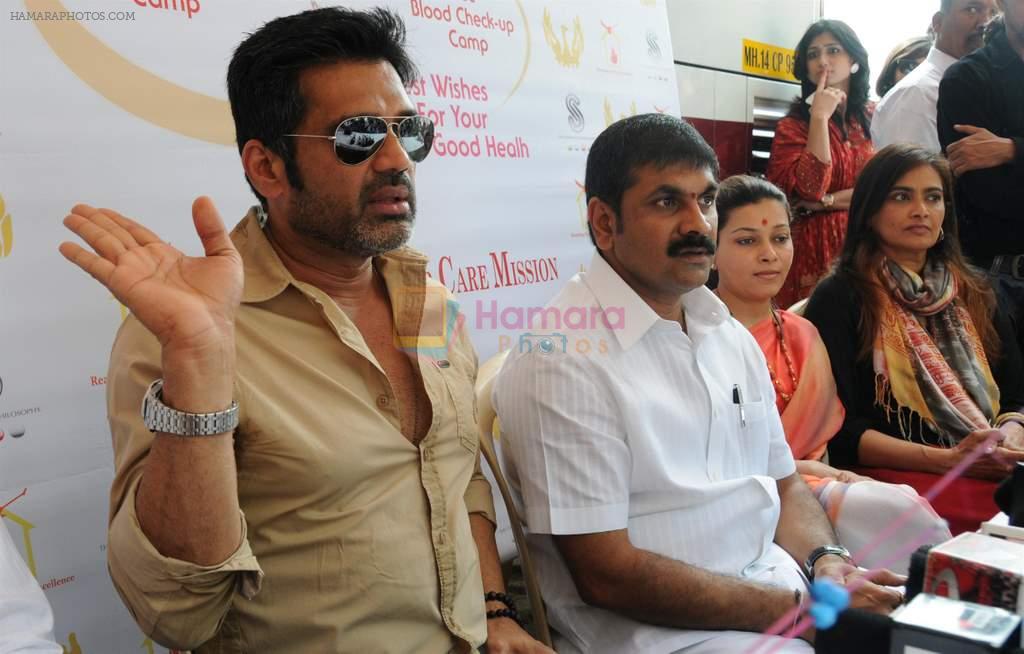 Sunil Shetty, Sachin Ahir and Sangeeta Ahir at World cancer day camp in Worli, Mumbai on 2nd Feb 2013
