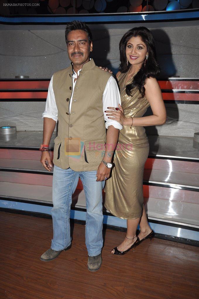Shilpa Shetty, Ajay Devgan on the sets of Nach Baliye 5 in Filmistan, Mumbai on 5th Feb 2013