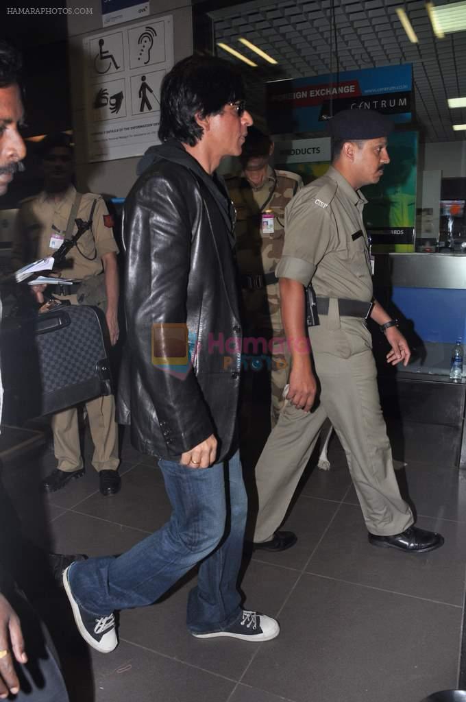 Shahrukh Khan leave for Muscat Valentine show in Mumbai Airport on 12th Feb 2013