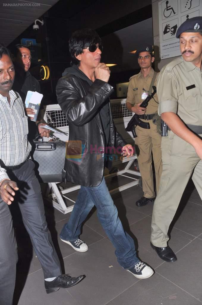 Shahrukh Khan leave for Muscat Valentine show in Mumbai Airport on 12th Feb 2013