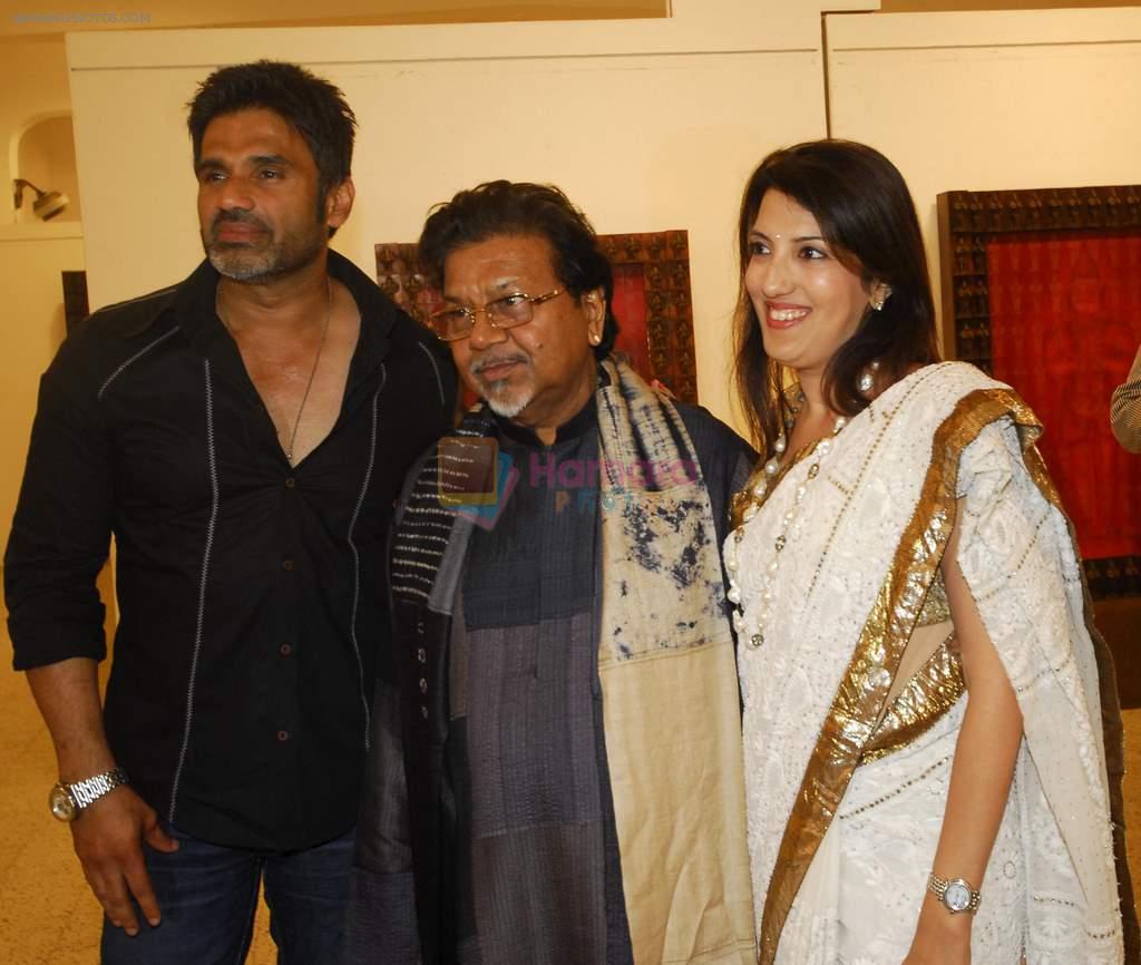 Suneil Shetty, Satish Gupta, Tarana Khubchandani at satish gupta art event in Mumbai on 12th Feb 2013