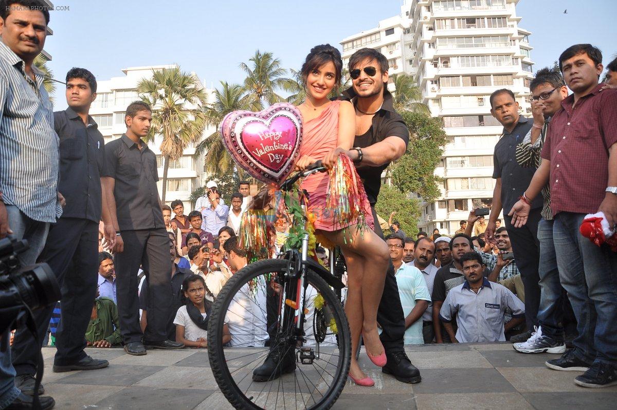 Vivek Oberoi Proposes Neha Sharma for Jayantabhai ki love story promotions in Bandra, Mumbai on 13th Feb 2013