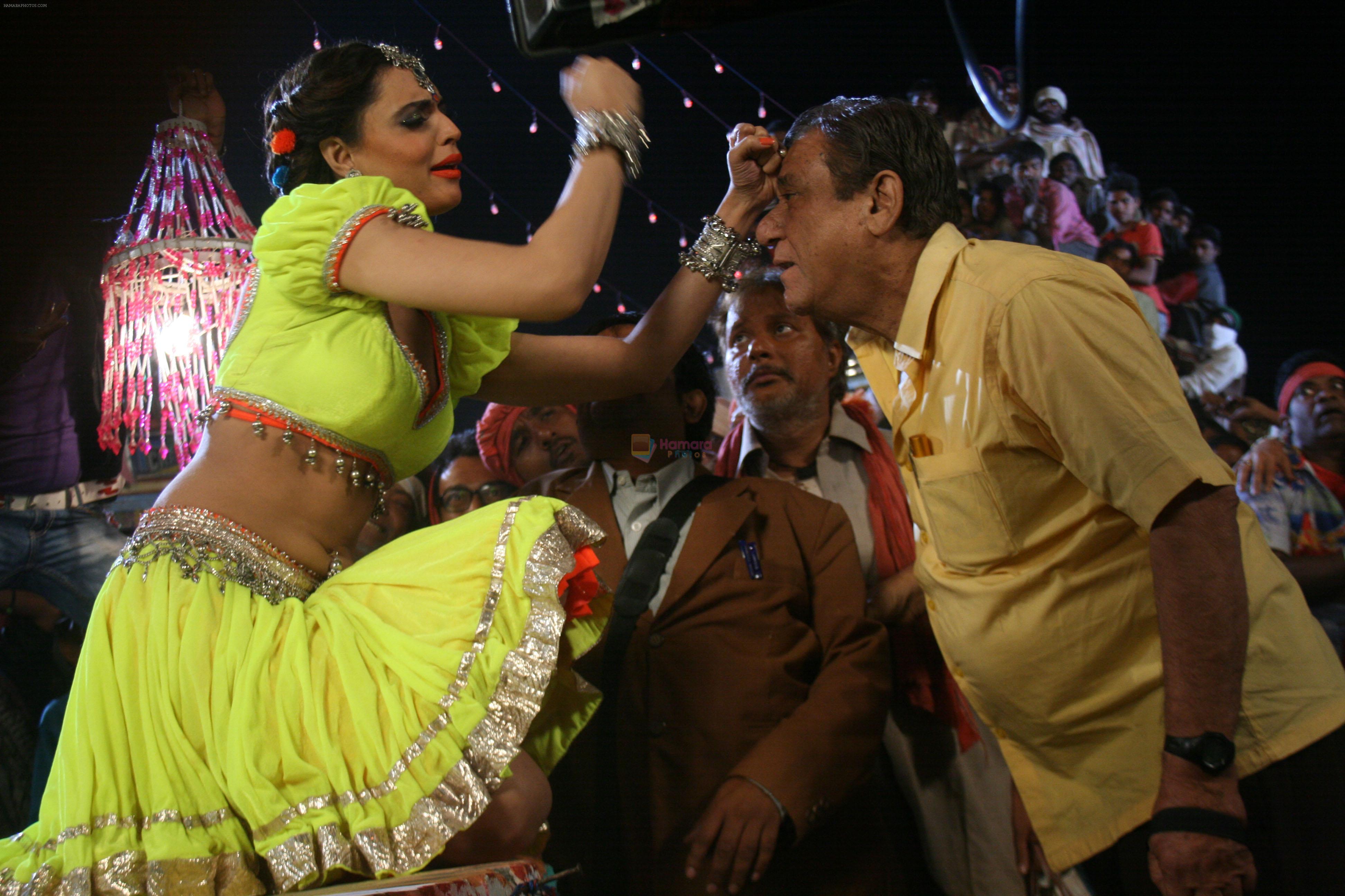 Shweta & Om Puri at the Item song shot for film RAAMBHAJJAN ZINDABAD in Raj Pipla, Mumbai on 13th Feb 2013