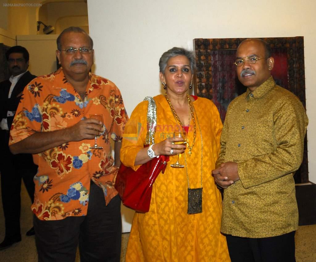 Kishore & Rekha Shivdasani with Ajay De at satish gupta art event in Mumbai on 12th Feb 2013