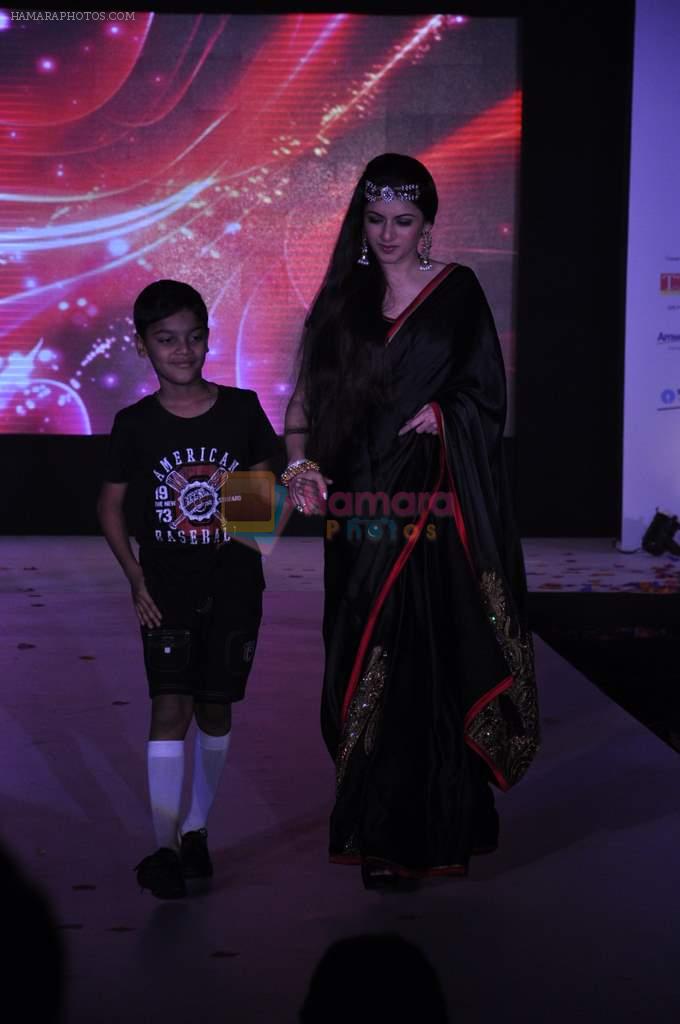Bhagyashree at Smiles foundation Fashion Show in ITC Maratha, Parel,  Mumbai on 17th Feb 2013