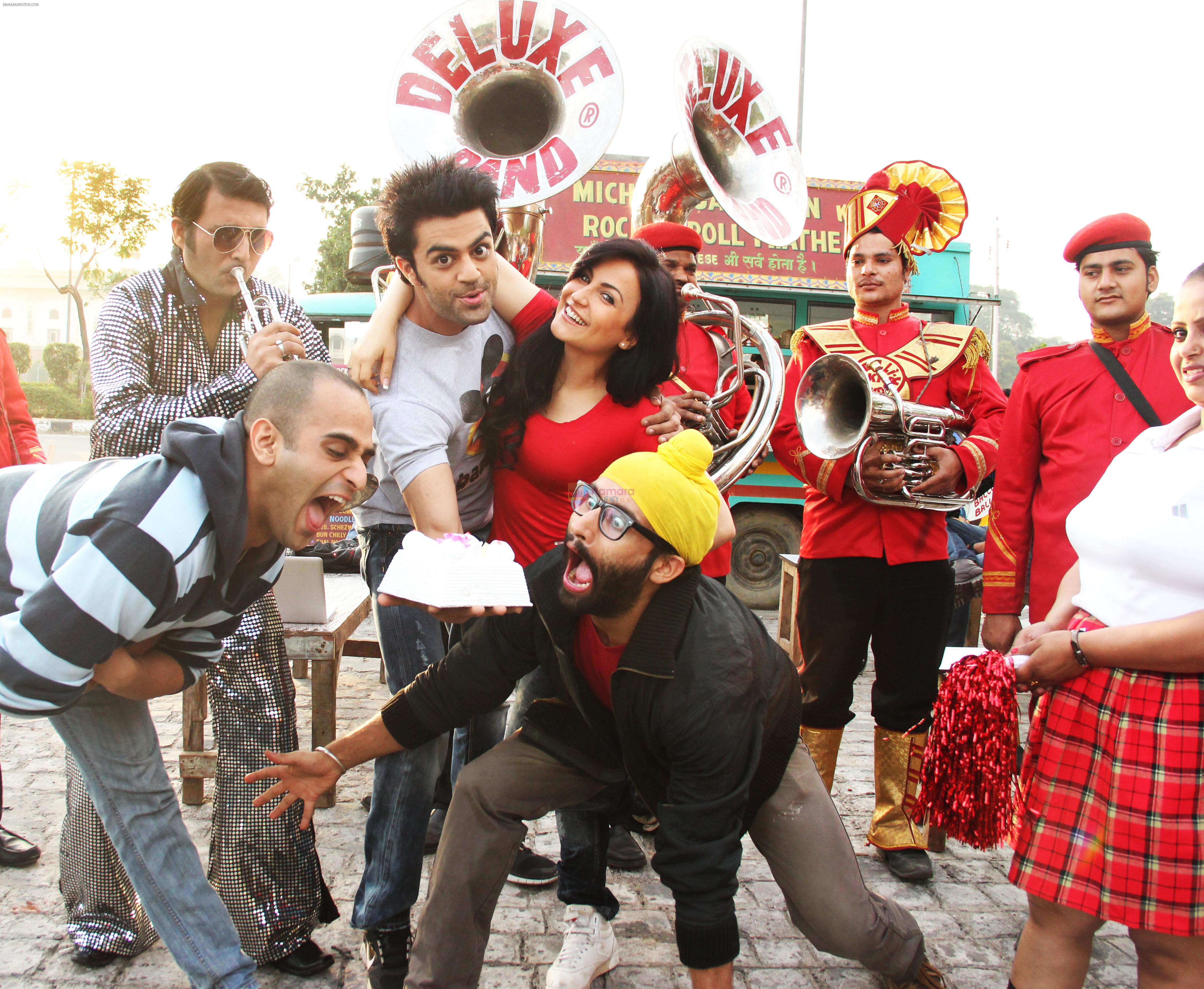 Manish Paul and Elli Avram spreads Valentine�s Day cheer on the sets of Mickey Virus