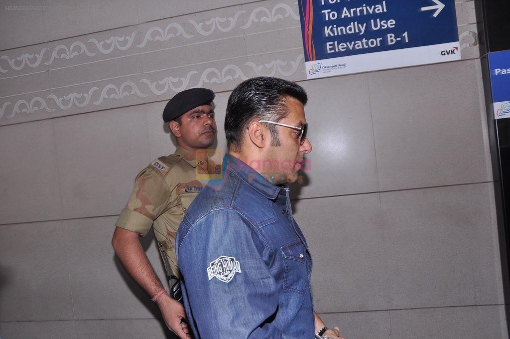 Salman Khan leaves for Dubai in Mumbai on 22nd Feb 2013