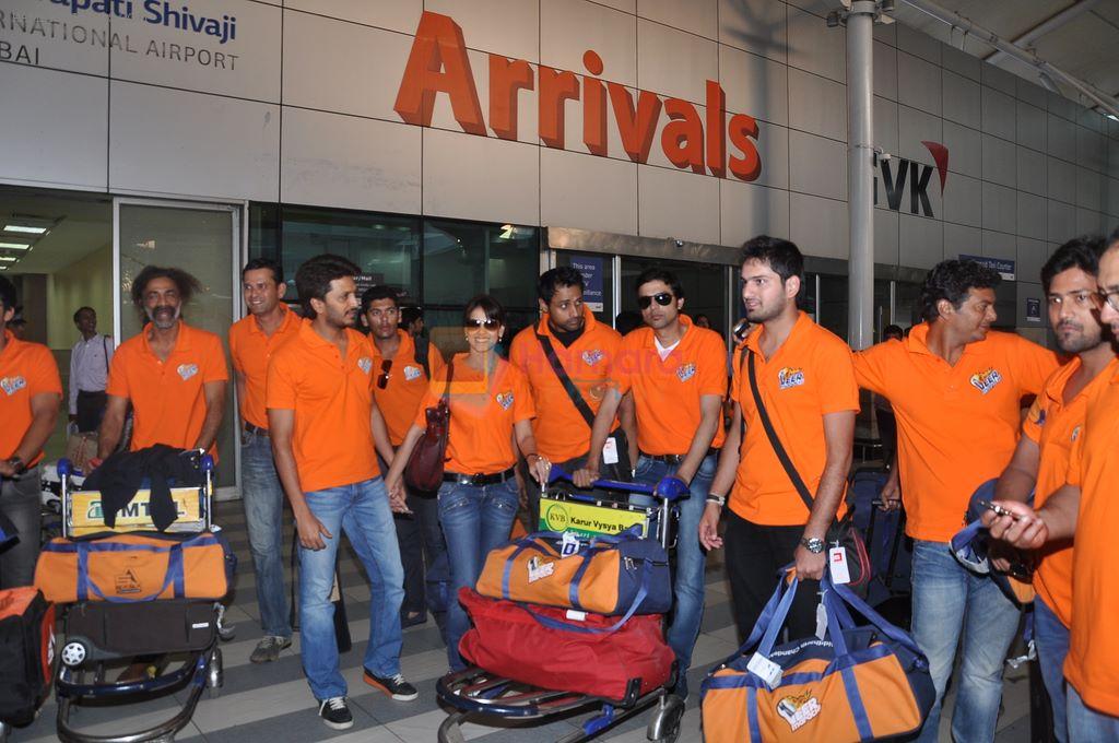 Ritesh Deshmukh, Genelia D Souza with Team Veer Marathi returns from Ranchi in Mumbai on 25th Feb 2013