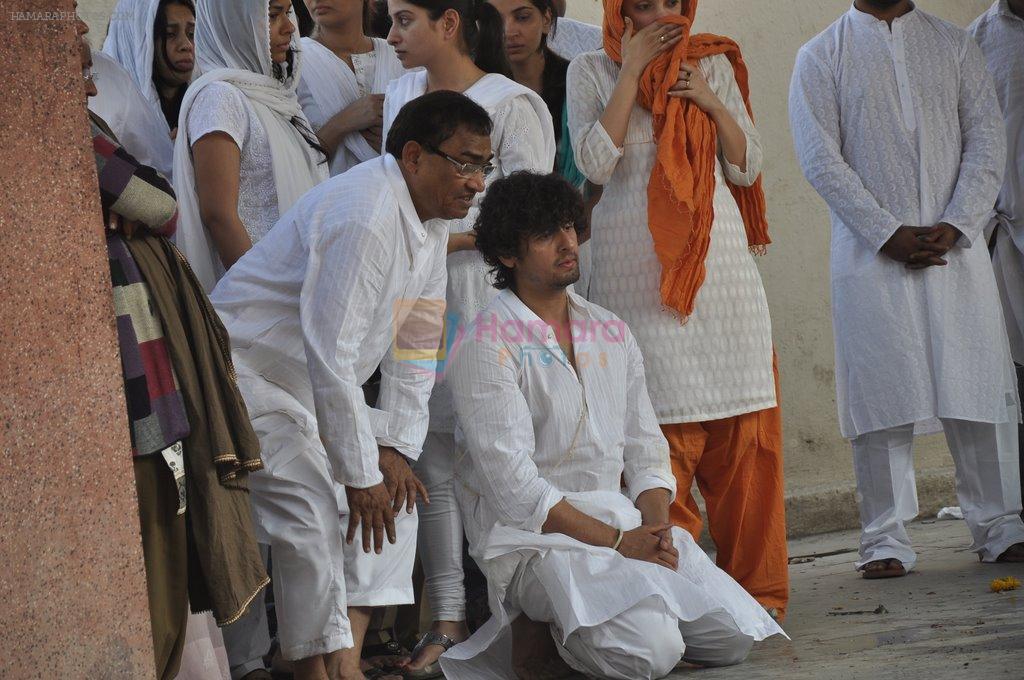 sonu nigam's mom's funeral in Mumbai on 1st March 2013