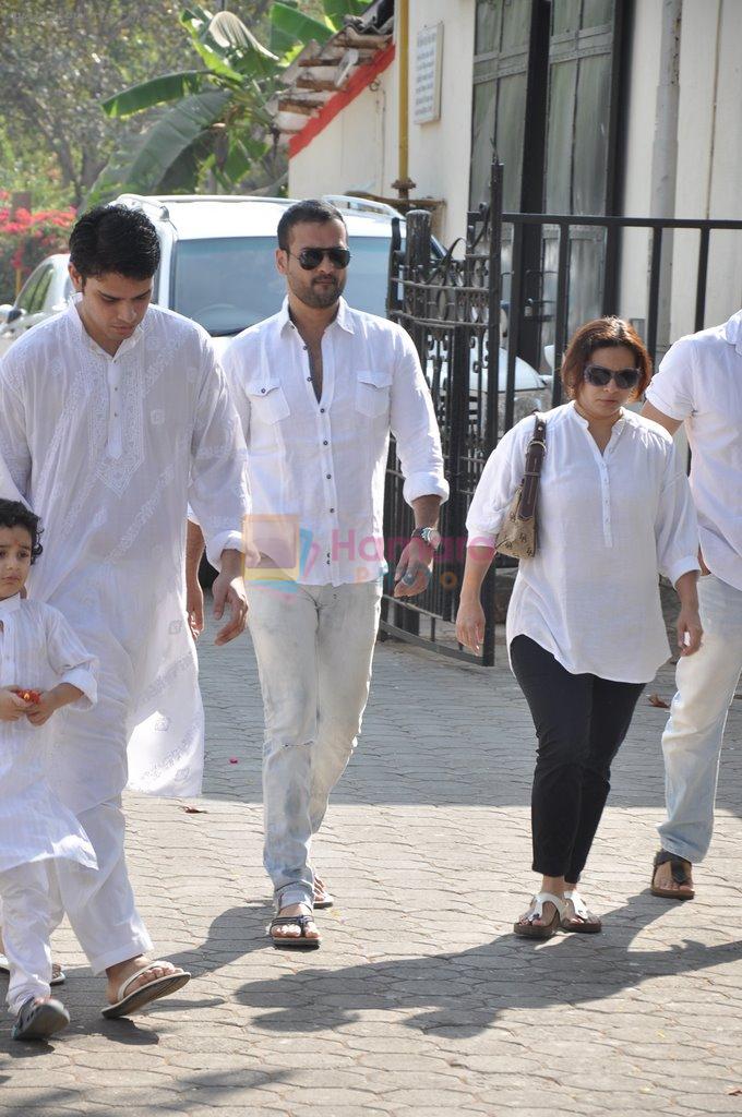 Rohit Roy at sonu nigam's mom's funeral in Mumbai on 1st March 2013