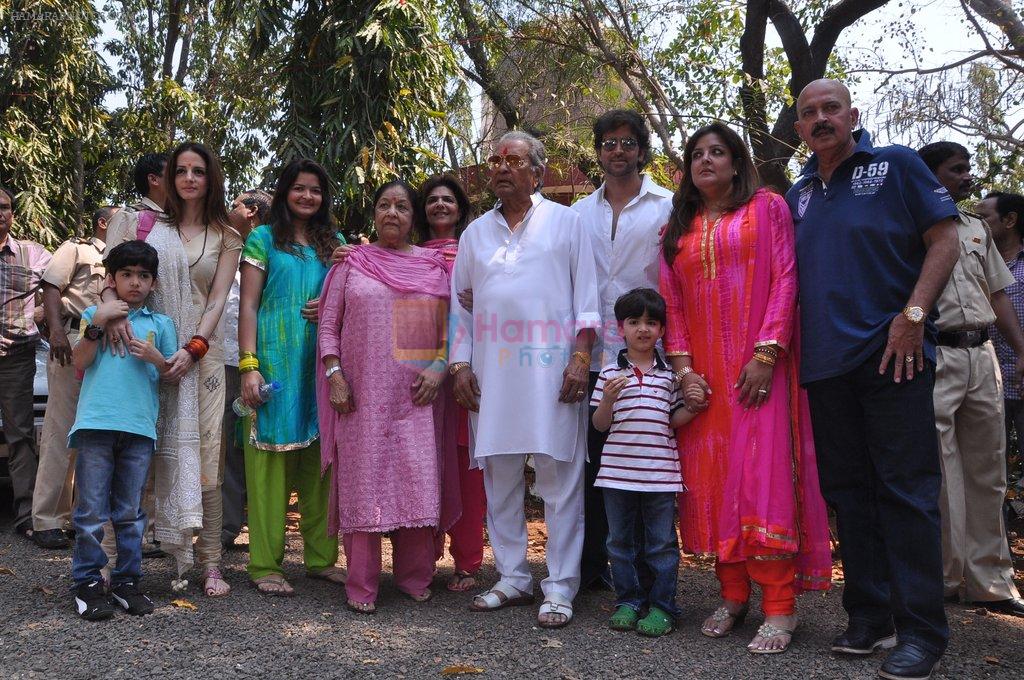 Hrithik Roshan, Rakesh Roshan, Suzanne Roshan celebrates Shivratri with his family in Panvel, Mumbai on 10th March 2013