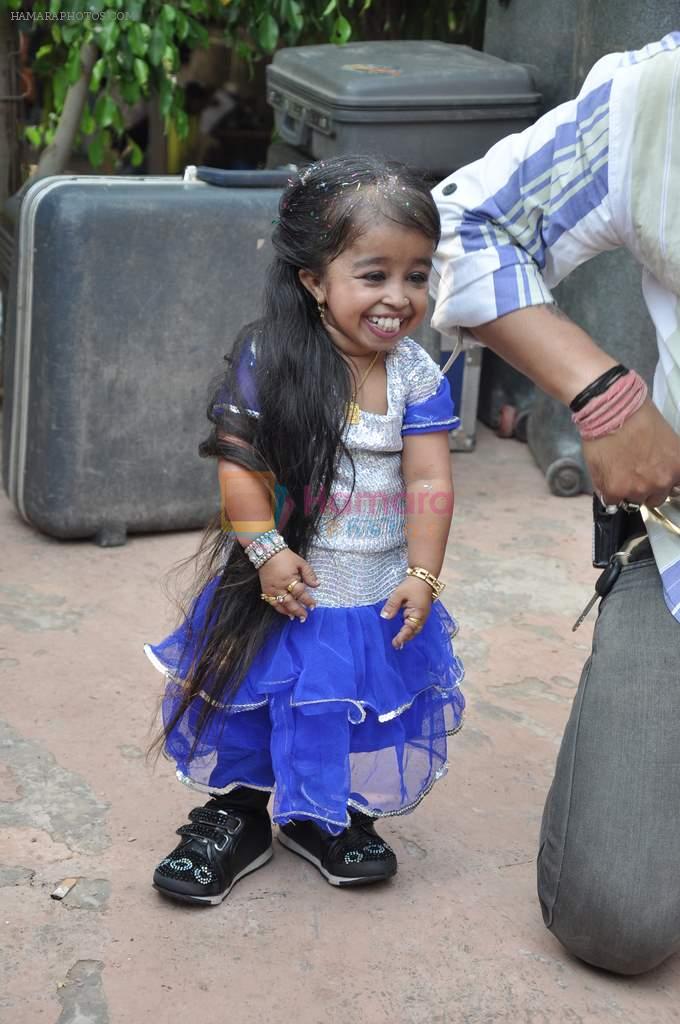 World's shortest woman on the sets of Pyaar Mein Locha in Malad, Mumbai on 11th March 2013