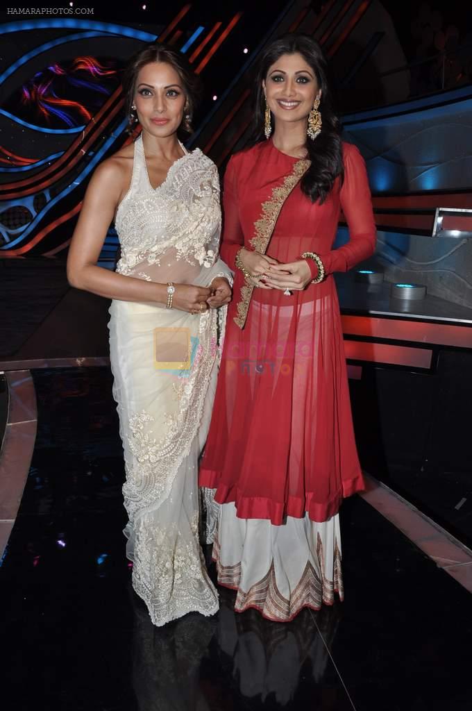 Bipasha Basu, Shilpa Shetty on the sets of Nach Baliye 5 in Filmistan, Mumbai on 12th March 2013