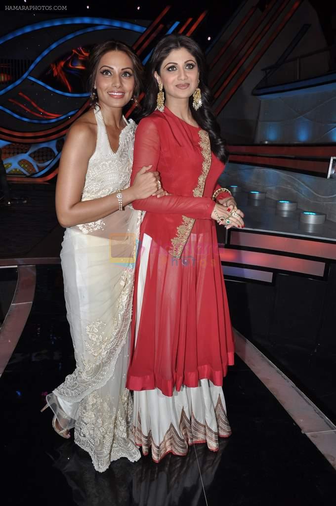 Bipasha Basu, Shilpa Shetty on the sets of Nach Baliye 5 in Filmistan, Mumbai on 12th March 2013