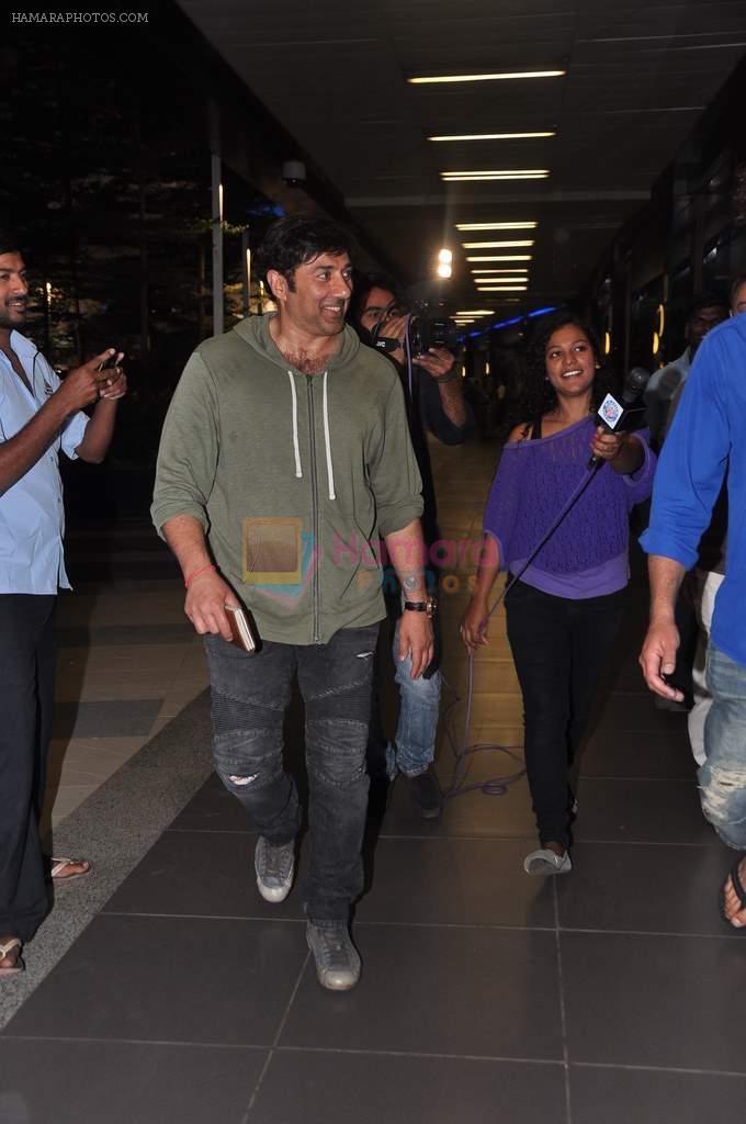 Sunny Deol snapped at the airport returning from bangkok after shoot in Mumbai on 13th March 2013