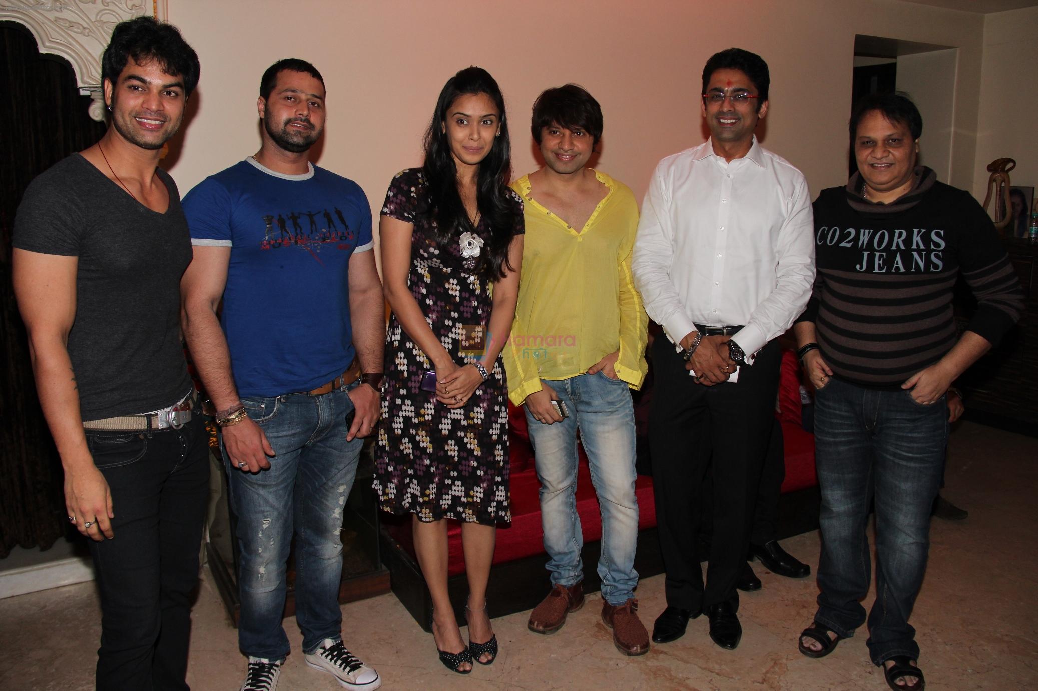 yuvaraj parashar, mudasir ali, hrishitaa bhatt, kapil sharma, anuj saxena and sanjay sharma at Sanjay Sharma's birthday bash in Mumbai on 13th March 2013