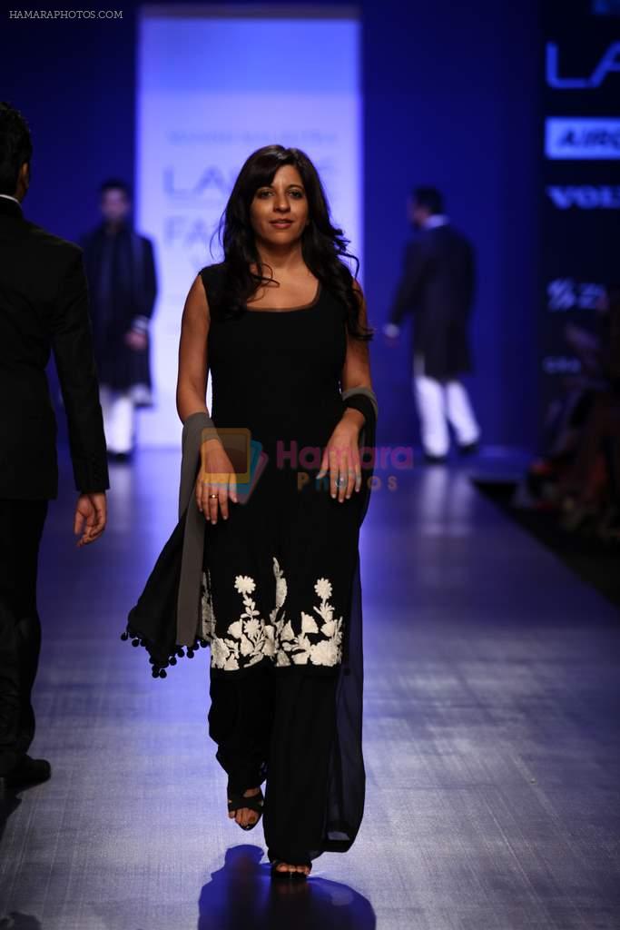 Zoya Akhtar walk the ramp for Manish Malhotra Show at Lakme Fashion Week 2013 Day 1 in Grand Hyatt, Mumbai on 22nd March 2013