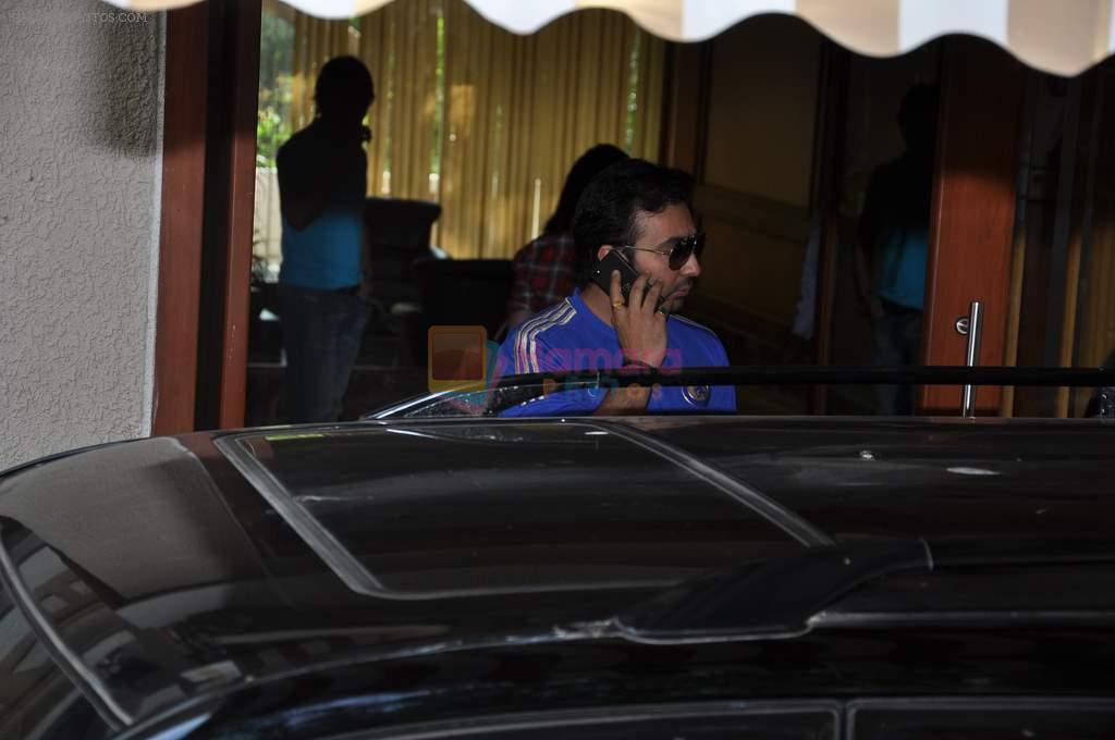 Raj Kundra snapped at Sanjay Dutt's house in Mumbai on 24th March 2013
