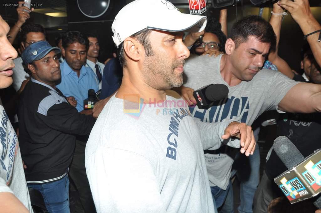 Salman Khan snapped at airport in Mumbai on 24th March 2013
