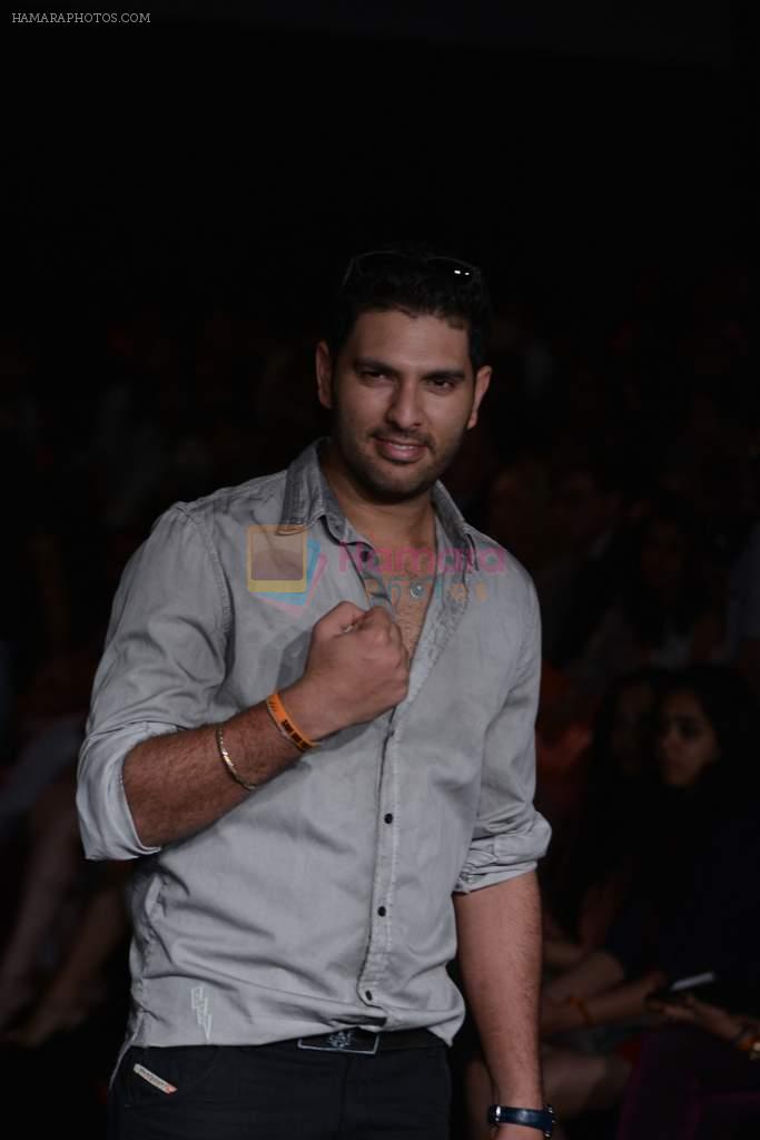 Yuvraj Singh walk the ramp for Save Tigers Aircel Show at Lakme Fashion Week 2013 Day 5 in Grand Hyatt, Mumbai on 26th March 2013