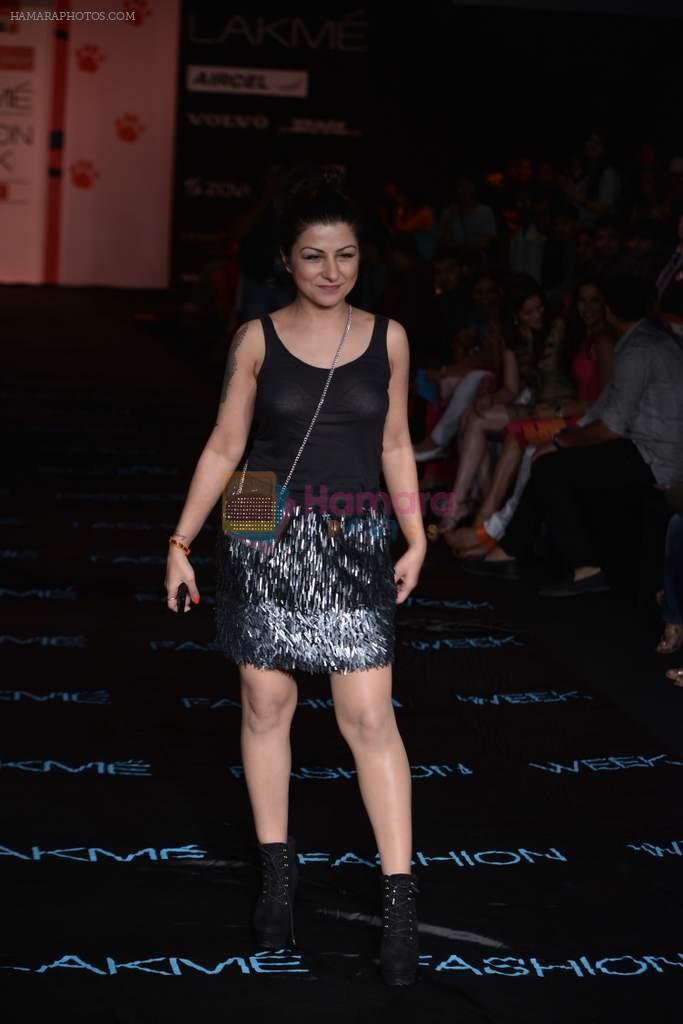 Hard Kaur walk the ramp for Save Tigers Aircel Show at Lakme Fashion Week 2013 Day 5 in Grand Hyatt, Mumbai on 26th March 2013