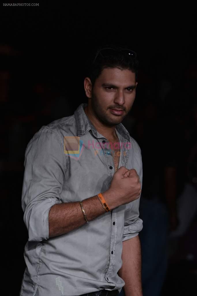 Yuvraj Singh walk the ramp for Save Tigers Aircel Show at Lakme Fashion Week 2013 Day 5 in Grand Hyatt, Mumbai on 26th March 2013