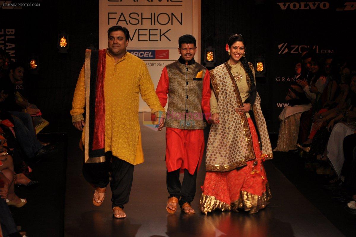Model walk the ramp for Vikram Phadnis Swades Show at Lakme Fashion Week 2013 Day 4 in Grand Hyatt, Mumbai on 25th March 2013