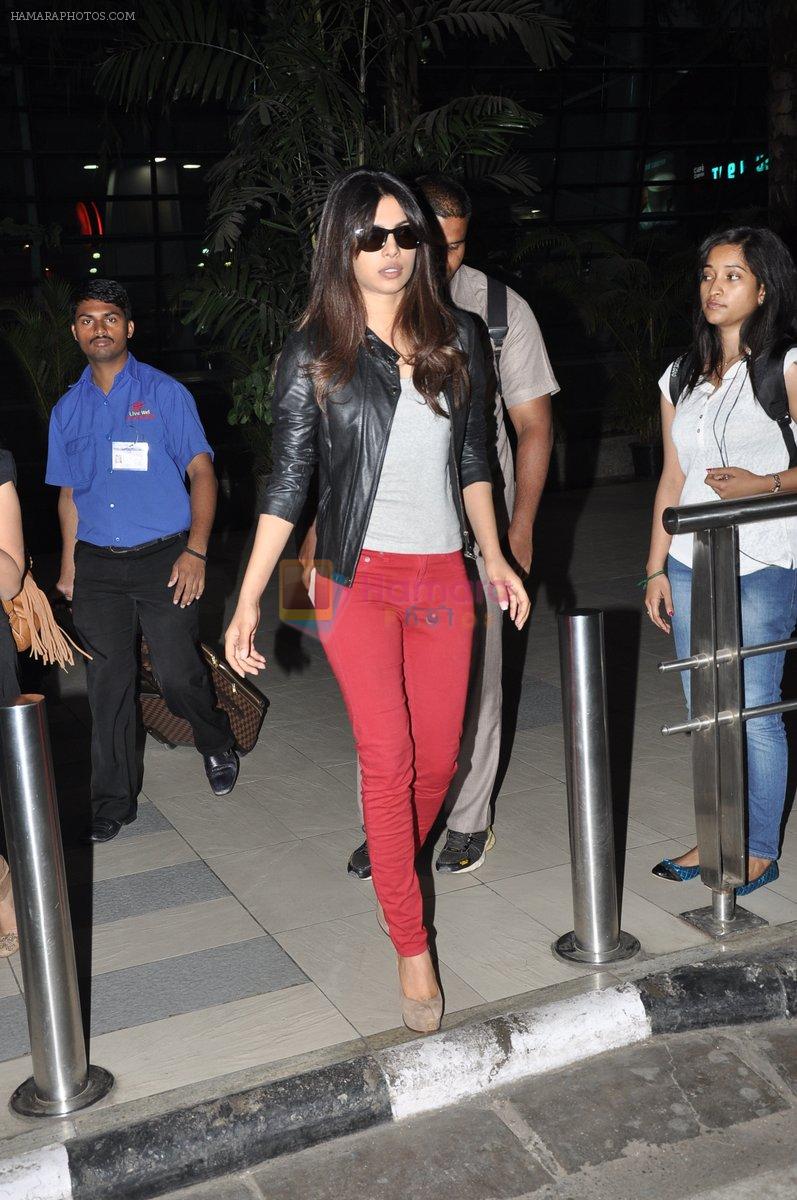 Priyanka Chopra returns from hyderabad in Mumbai Airport on 25th March 2013