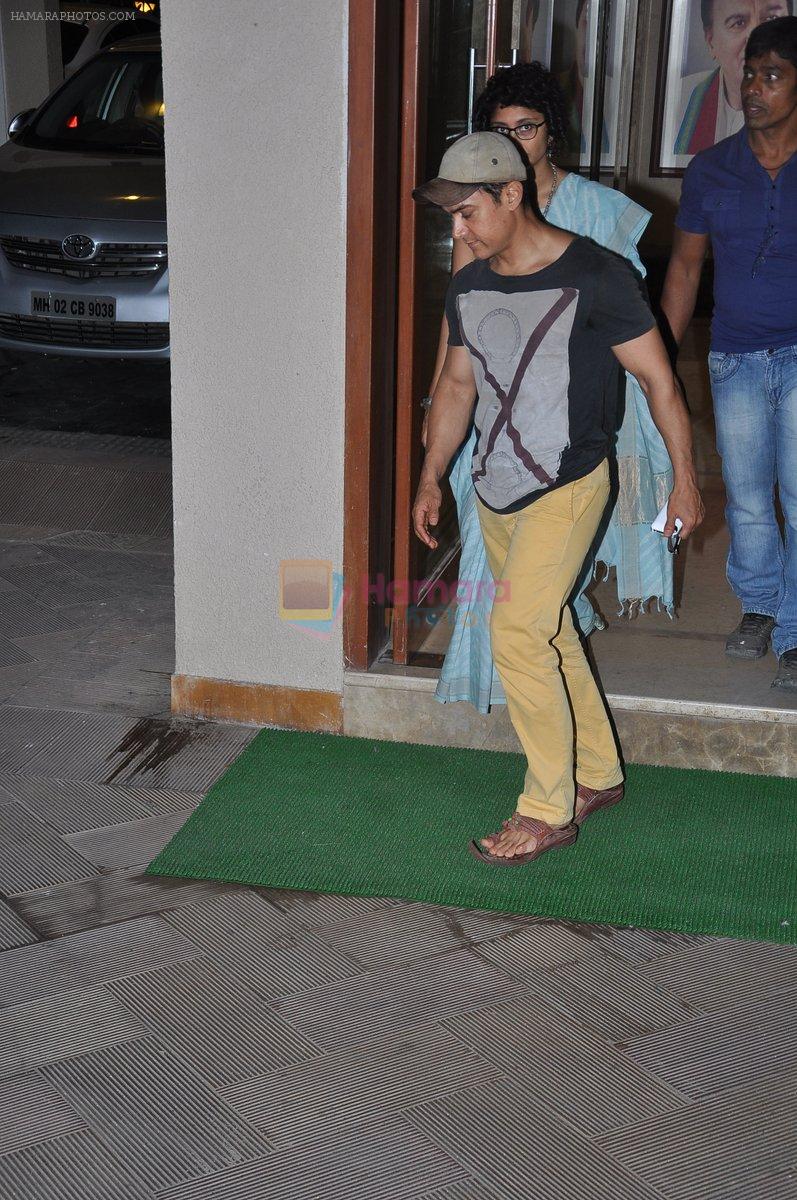 Aamir KHan visits Sanjay Dutt in Bandra, Mumbai on 28th March 2013