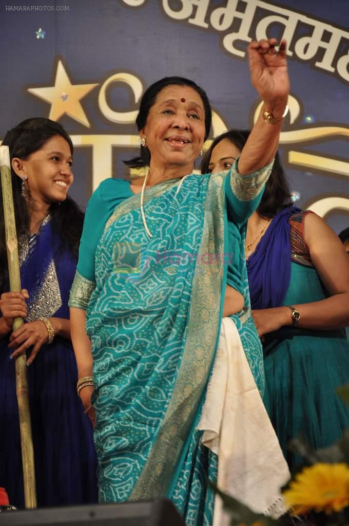 Asha Bhosle at Dinanath Mangeshkar Award in Parle East, Mumbai on 31st March 2013