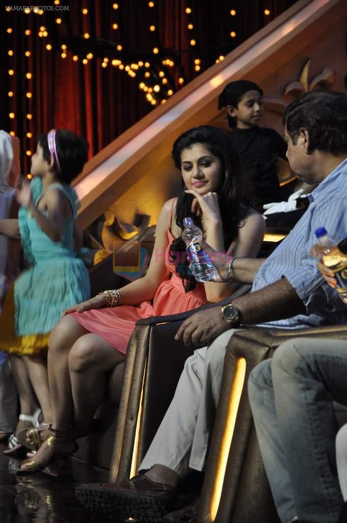 Tapsee Pannu on the sets of India's Best Dramebaaz in Famous, Mumbai on 1st April 2013