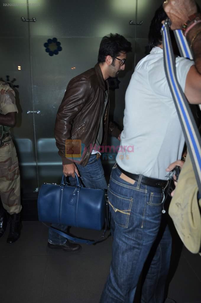 Ranbir Kapoor leave for TOIFA Day 3 in Mumbai Airport on 3rd April 2013
