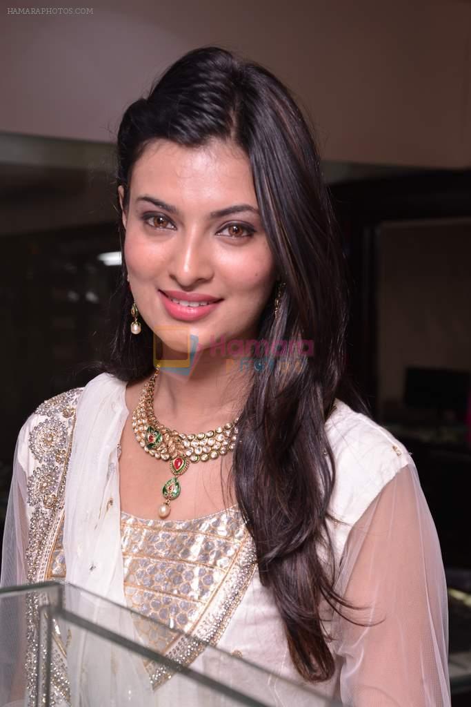 Sayali Bhagat unviels Temple Jewelry Collection by Popley & Sons in Mumbai on 9th April 2013